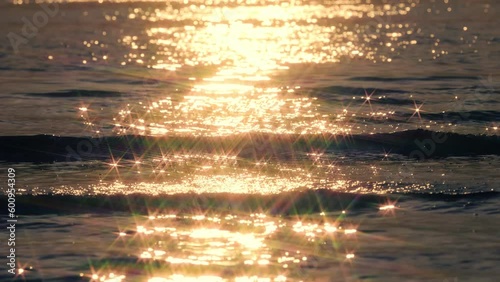 【夏】海の波が夕日をきらきらと反射しながら流れる風景　スローモーション
