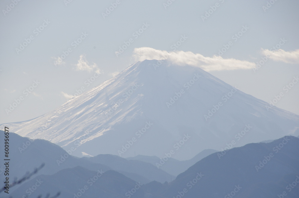 雪をかぶる富士山