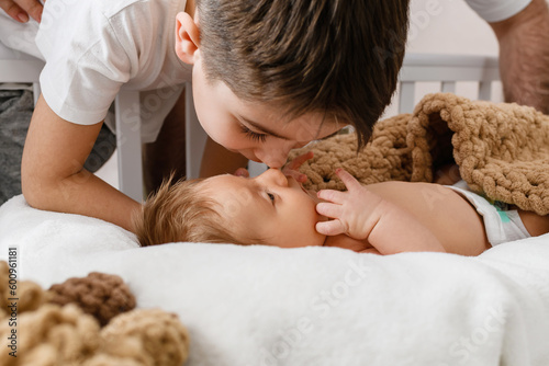 Konstfotografi Older big brother kiss baby newborn infant