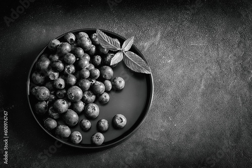 Mirtilli freschi sul fondo della tavola rustica. Cibo antiossidante. Concetto di mangiare sano. Foto in bianco e nero. Vista dall'alto. photo