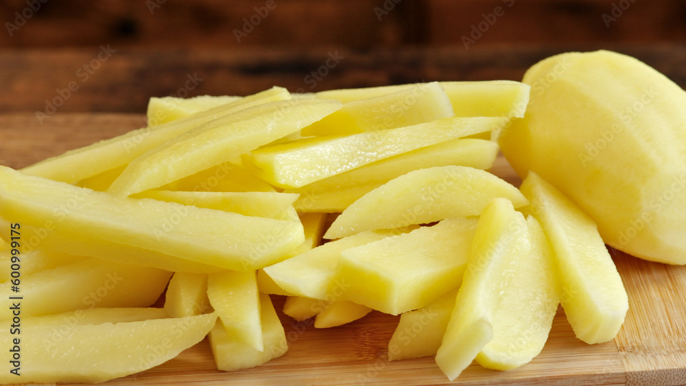tas de frites crues, en gros plan, sur une table tas de frites crues, en gros plan, sur une table