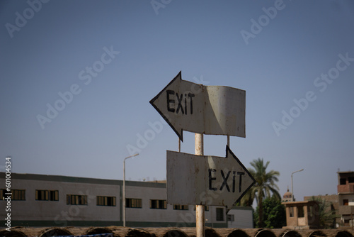 Segnali a forma di freccia che indicano l'uscita in due direzioni opposte photo