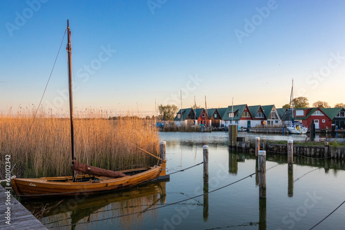 Foto Netzboot und Bootshäuser am Hafen Alhagen.