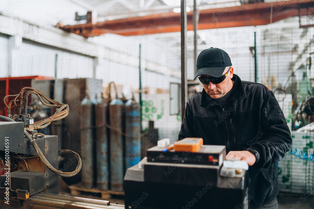 operator controls plasma for cutting metal operator controls plasma for cutting metal