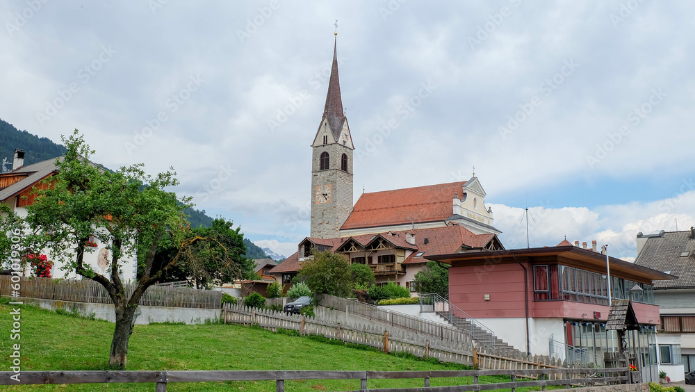 Südtirol bei Bruneck in Italien mit Kirchengebäude