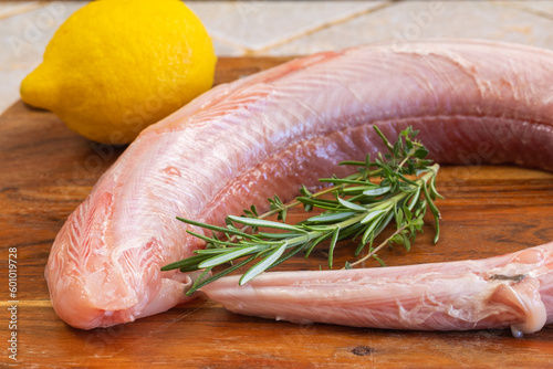 poisson : saumonette crue, en gros plan, sur une planche à découper