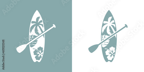 Logo club de paddle surf. Silueta de remo en tabla de paddle surf con plantas tropicales © teracreonte