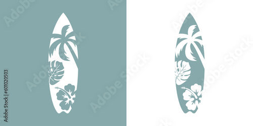 Logo club de surf. Tabla de surf con plantas tropicales en espacio negativo