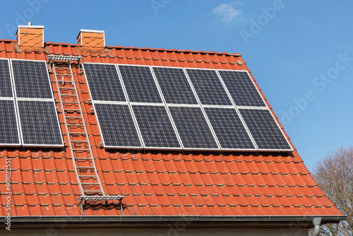Dach eines Einfamilienhauses mit Photovoltaik-Anlage, Solarzellen in Ahrensburg