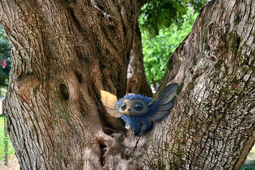 duende imaginario en un arbol