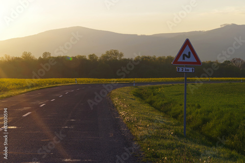 Znak ostre, niebezpieczne zakręty w górach. Góry Vyhorlat.