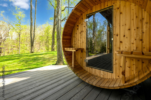 Foto round barrel sauna on wood deck