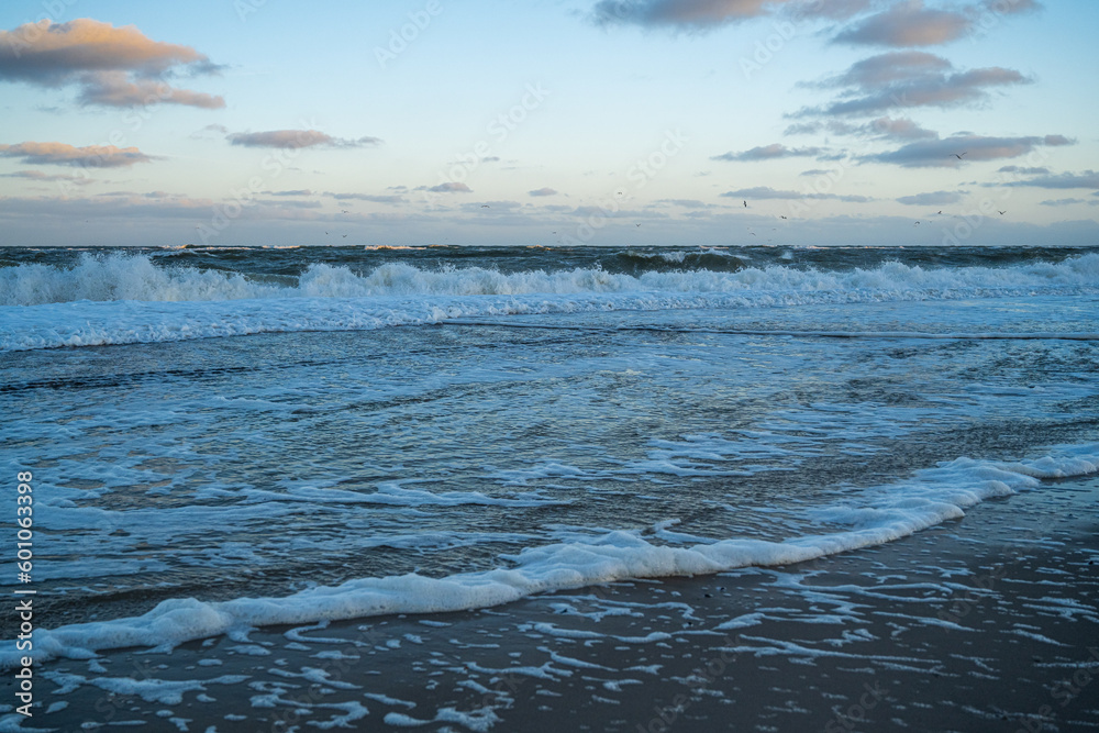 Wellige Nordsee am frühen Morgen bei windigen kühlen Wetter