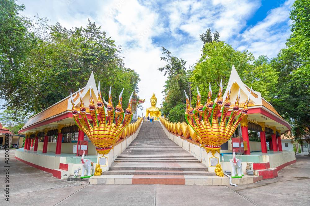 Obraz premium The Golden Big Buddha with blue sky in Pattaya, Thailand in a summer day