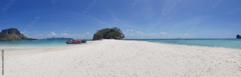 Obraz premium Paradisaical Views of Thale waek Island, Koh Phi Phi Island from the beach.