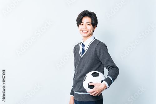 サッカーボールを持つ高校生