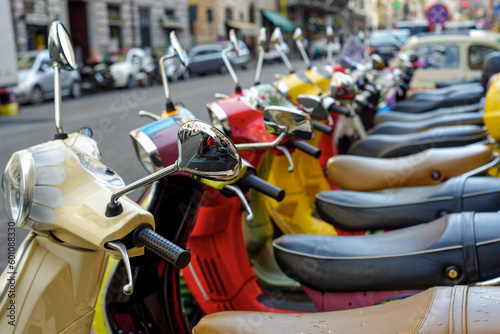 Fototapeta Naklejka Na Ścianę i Meble -  Alignement de scooters dans une rue de Rome