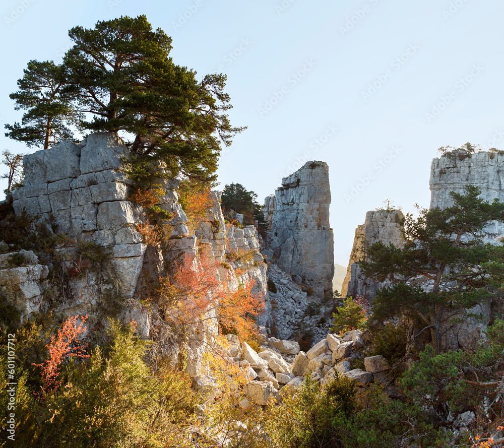 Les Cadières de Brandi, Alpes de haute Provence, éboulis dans le cayon