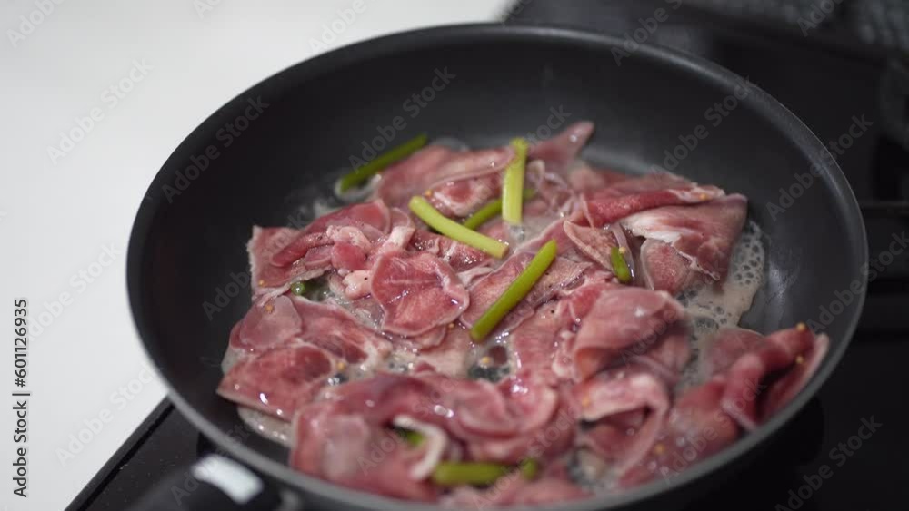 豚タンを焼く様子