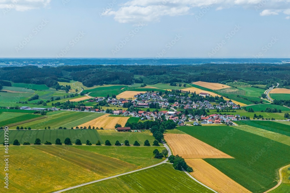 Typisch landwirtschaftliche Landschaft in der Region Donau-Iller bei Ziemetshausen