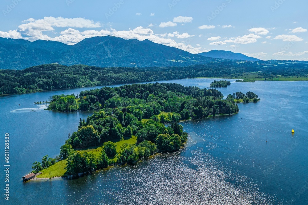 Fototapeta premium Insel Wörth im oberbayerischen Staffelsee im Luftbild
