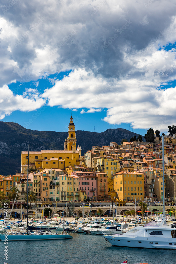 Obraz premium Basilique Saint-Michel-Archange de Menton depuis le Quai Napoléon III