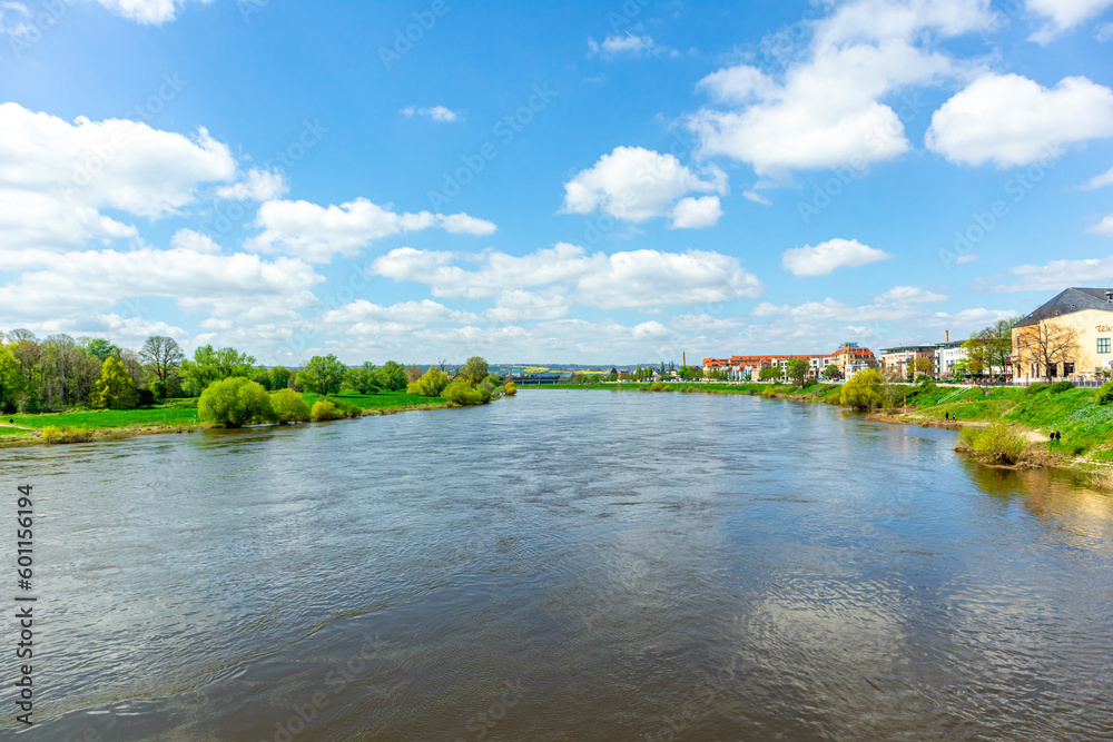 Obraz premium Wunderschöne Frühlingstour entlang des Elbradweges von Meißen, über Dresden nach Bad Schandau - Sachsen - Deutschland
