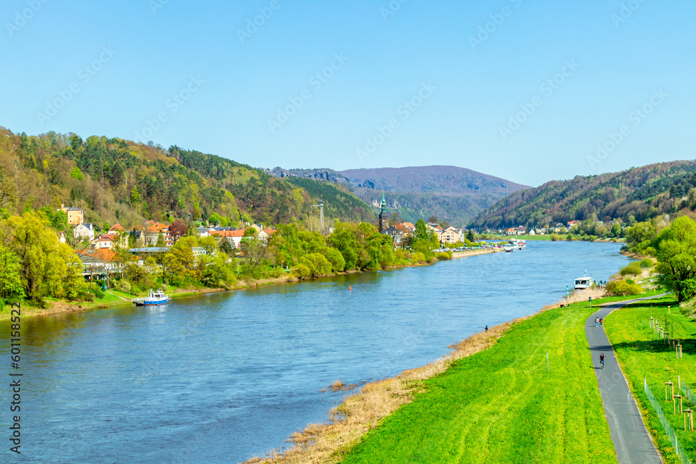 Obraz premium Wunderschöne Frühlingstour entlang des Elbradweges von Meißen, über Dresden nach Bad Schandau - Sachsen - Deutschland