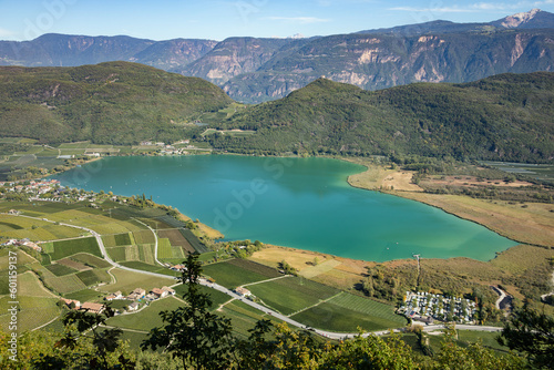 Kalterer See an der Südtiroler Weinstrasse.