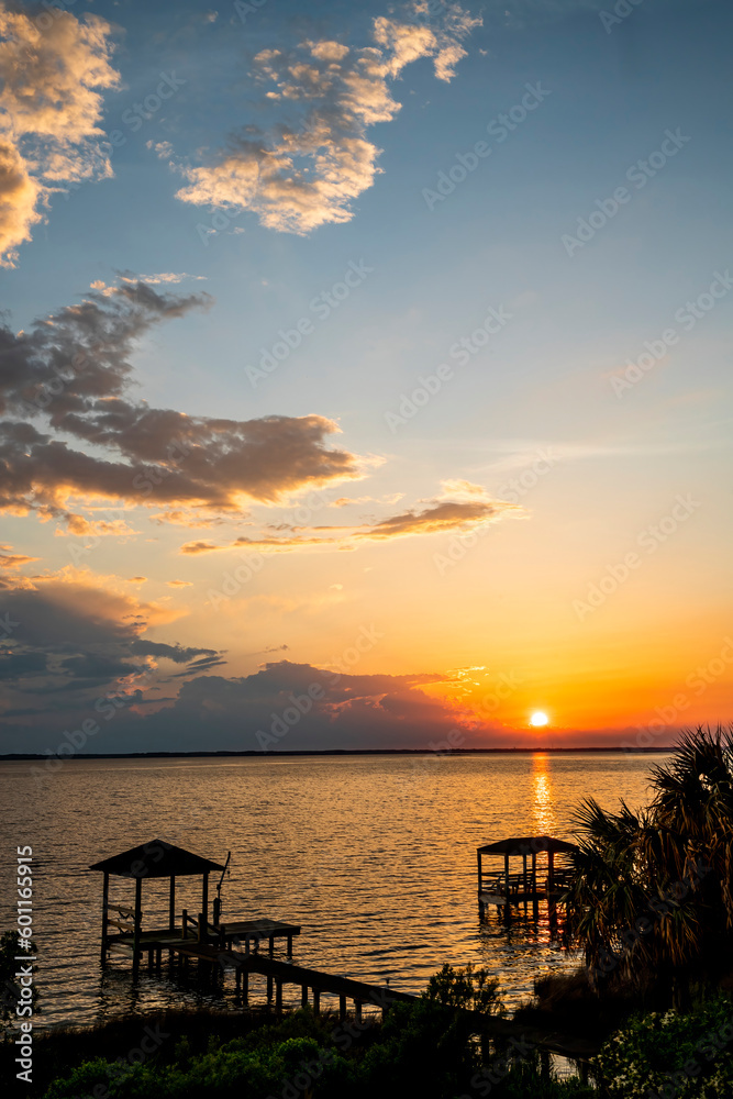 Obraz premium Vertical sunset over a pier