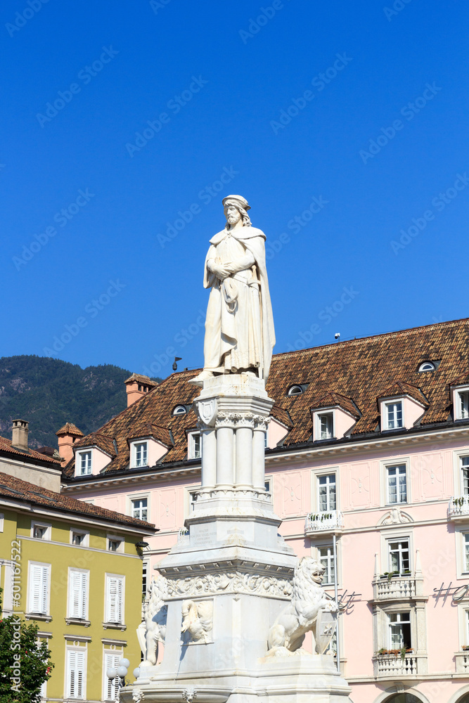 Obraz premium Walther von der Vogelweide memorial statue on Walther square in the center of Bolzano, South Tyrol, Italy
