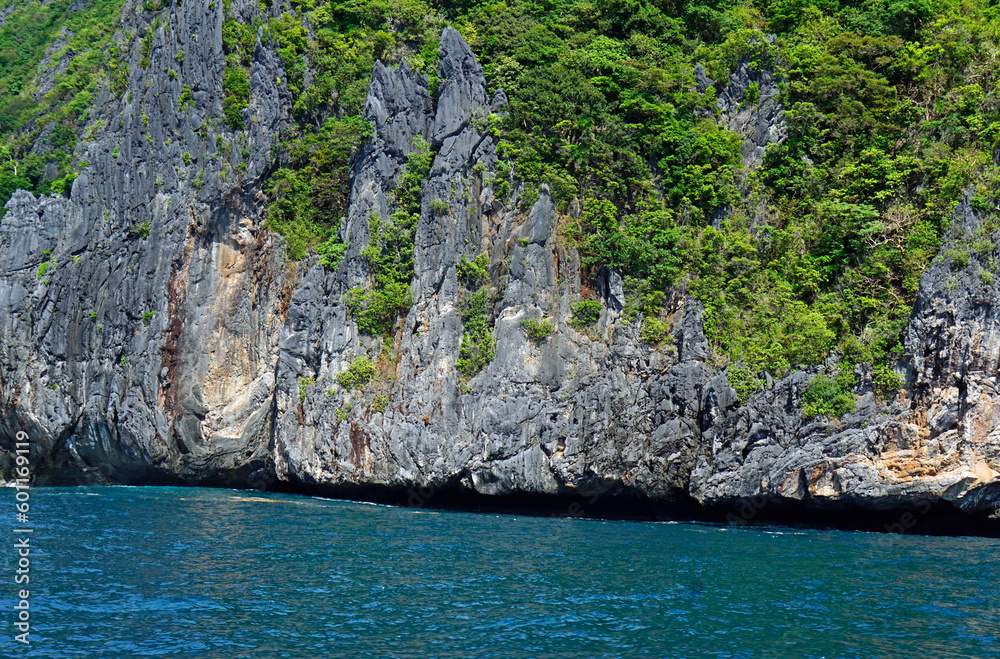 massive limestone rocks at the el nido archipelago