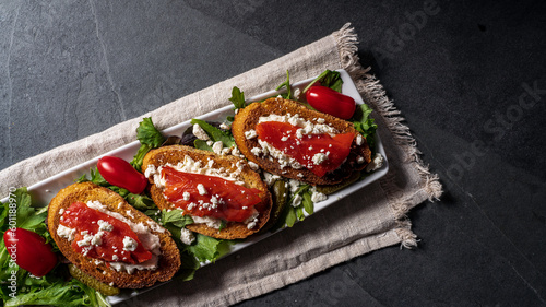 Foto Smoked salmon and goat cheese crostini served on a bed of salad greens