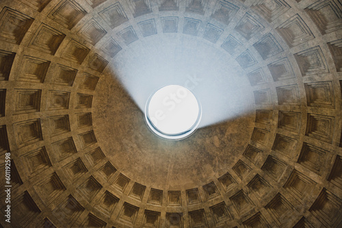 Wn  trze Panteonu w Rzymie z widokiem na imponuj  cy sufit z otworem oculus  przez kt  ry wpada   wiat  o s  oneczne. Ten unikalny widok ukazuje majestatyczn   konstrukcj   i niesamowite efekty   wietlne.