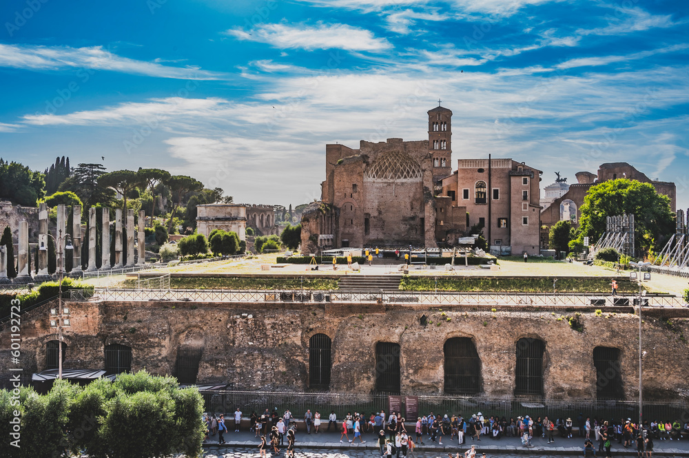 Forum Romanum, serce starożytnego Rzymu, pełne jest ruin świątyń, bazylik i innych ważnych budynków. Te historyczne pozostałości przemawiają o potędze i skomplikowanej historii Rzymu. - obrazy, fototapety, plakaty 