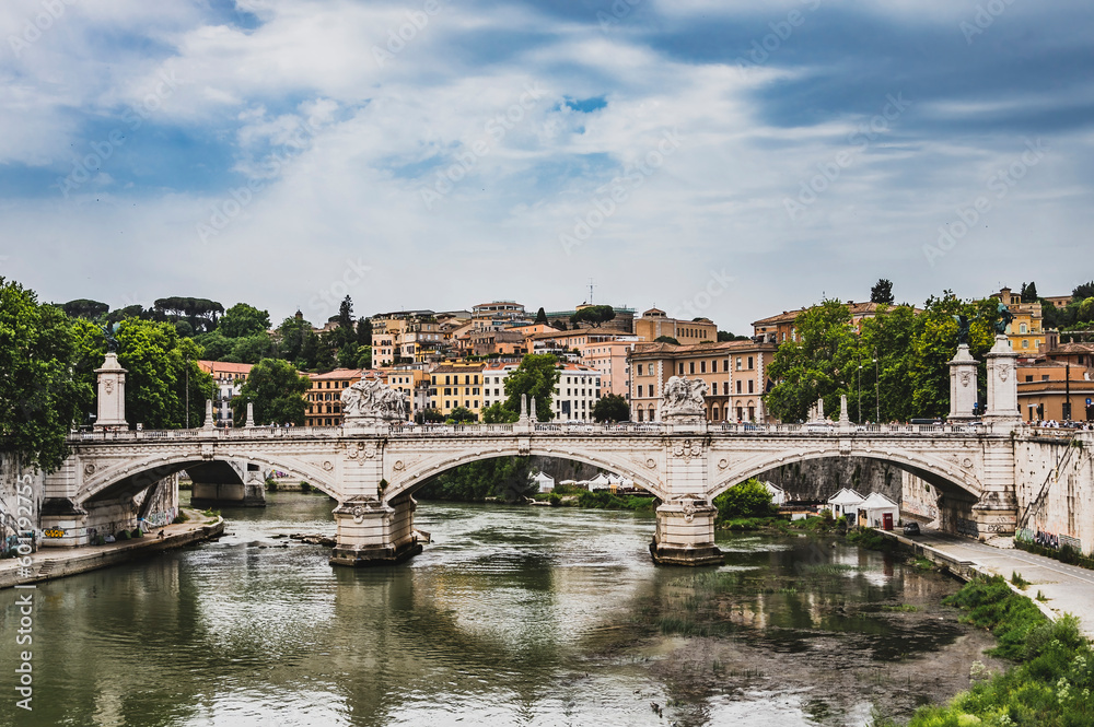 Fototapeta premium Malowniczy widok na mosty nad Tybrem i panoramę Rzymu. Te historyczne struktury tworzą unikalny krajobraz miasta, łącząc jego różne dzielnice i dodając uroku wiecznemu miastu.