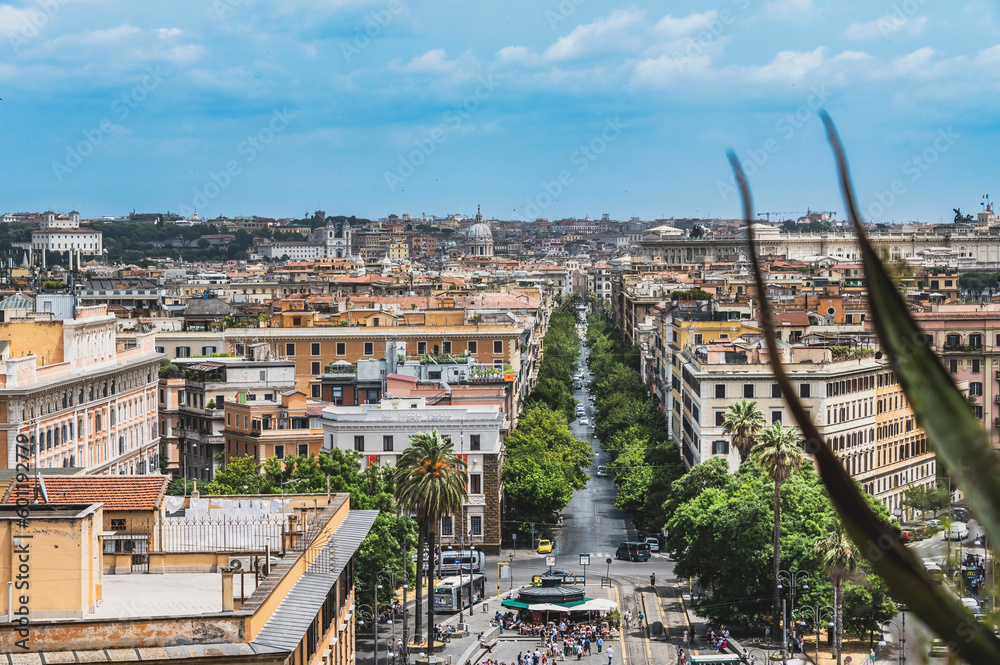 Zapierający dech w piersiach widok na Rzym z góry Bazyliki Świętego Piotra. Panorama obejmuje zabytkowe budynki, ulice i placówki miasta, ukazując wspaniałą mozaikę historii, kultury i architektury Wi