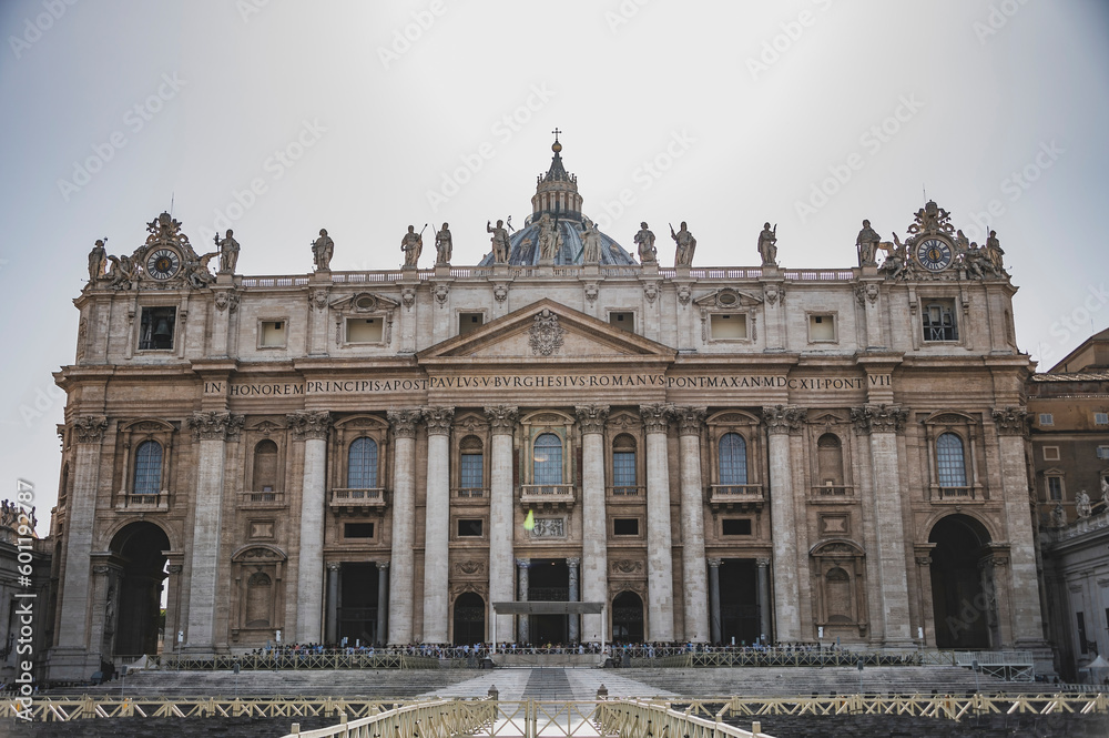 Bazylika Świętego Piotra w Rzymie uchwycona z różnych perspektyw, ukazująca bogactwo architektonicznych detali i majestatyczność tego ważnego miejsca pielgrzymkowego. 