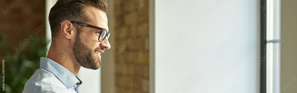 Obraz premium Happy man looking forward to the business meeting