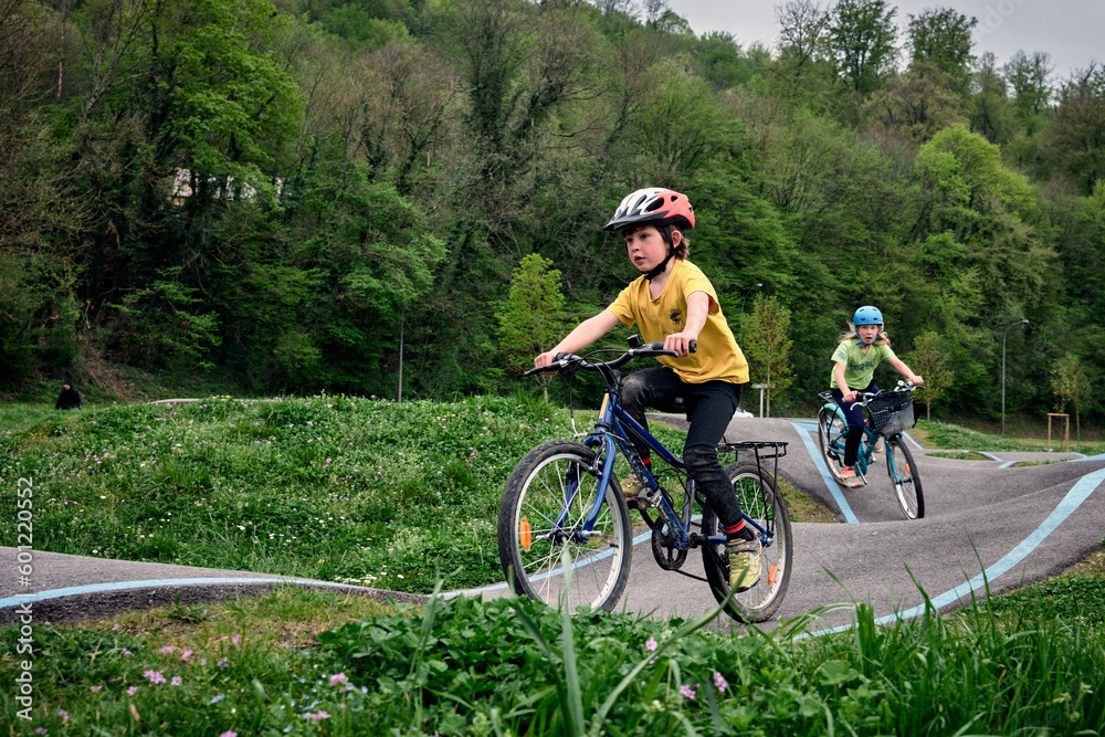 Excitation sur les bosses d'un jeune cycliste affrontant un parcours dynamique