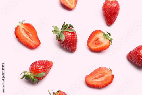 Fototapeta Naklejka Na Ścianę i Meble -  Fresh strawberries on lilac background