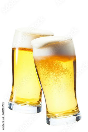 白背景にビール、暑い日に楽しい乾杯のイメージ