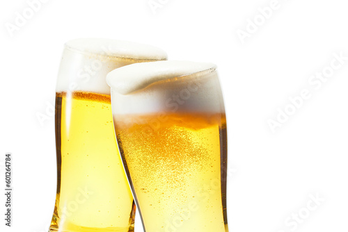 白背景にビール、暑い日に楽しい乾杯のイメージ