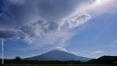 笠雲と吊るし雲が発生した富士山