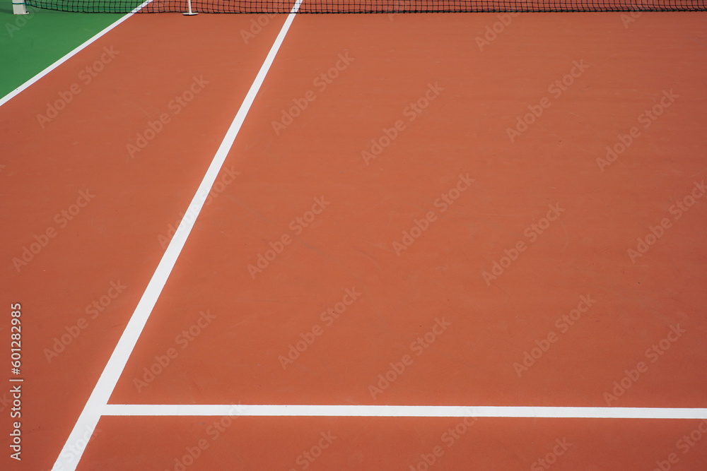 Terrain de tennis en terre battue avec des lignes blanches