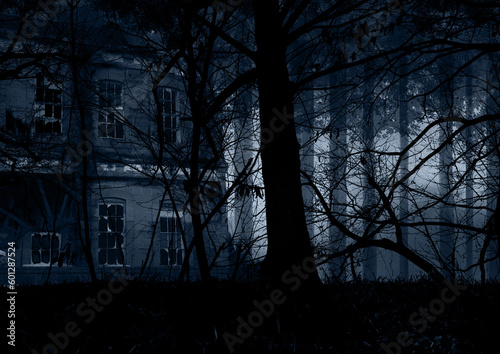 夕暮れの森の中の崩れた洋館の青いイラスト