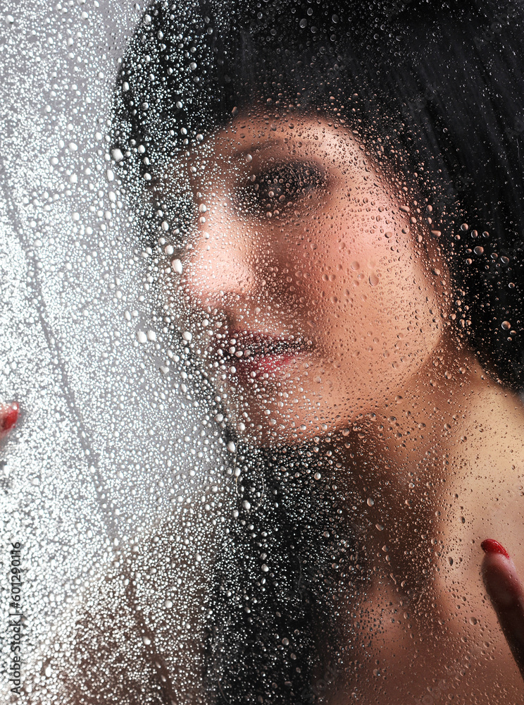 frau womand portrait porträt wasser dusche regen fenster
