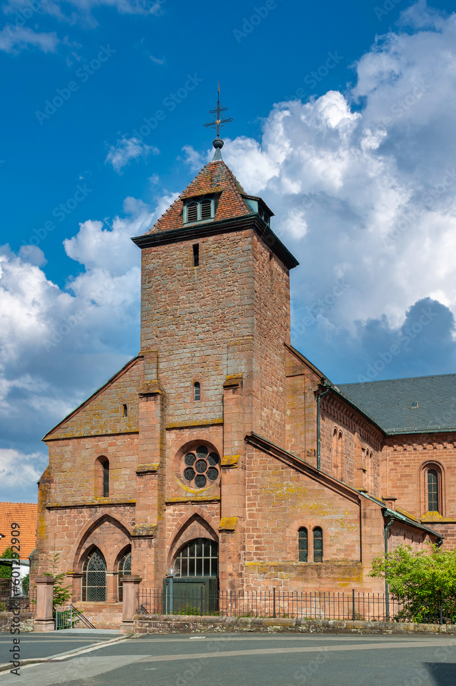 Westfassade der ehemalige Klosterkirche, heute Pfarrkirche St. Norbert in Enkenbach-Alsenborn. Region Pfalz im Bundesland Rheinland-Pfalz in Deutschland