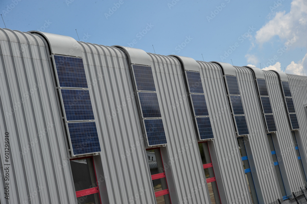 Fototapeta premium Solar sonne fassade photovoltanik SOLARSTROM sonnenenergie energiewende