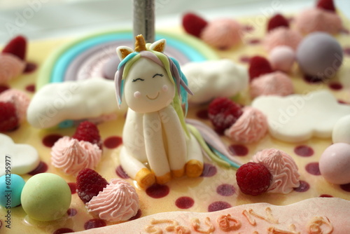 Torta compleanno arcobaleno unicorno photo